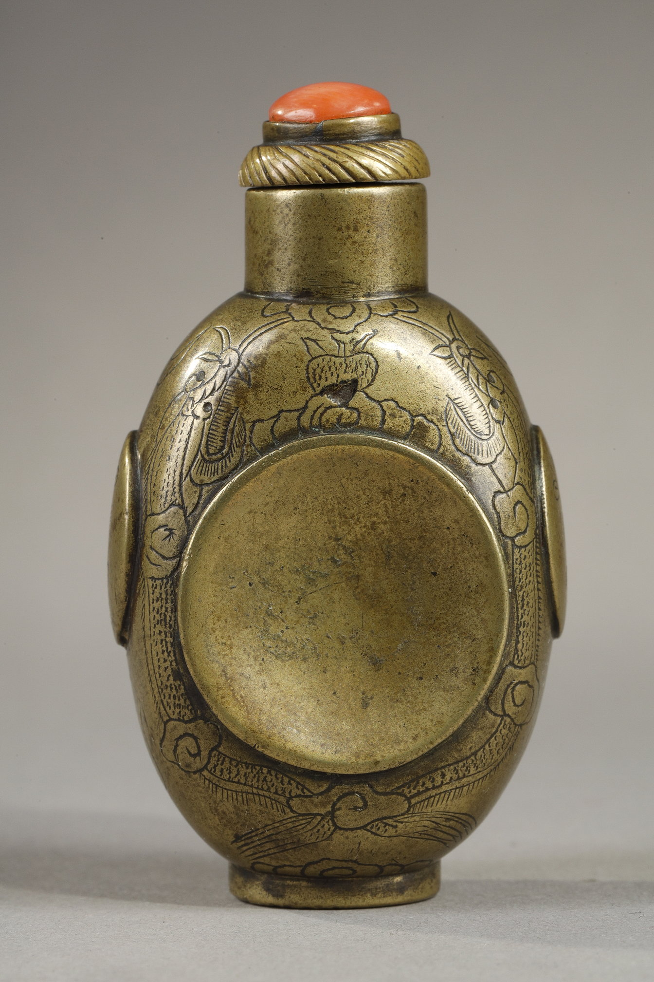 Bronze tobacco bottle one of the two sides is shaped like a cup of tobacco 
it is signed by Cheng Rongzhang and dated from 1646 3rd year of the reign of Emperor Shunzhi first Emperor of the Qing dynasty -  China 1830/1920